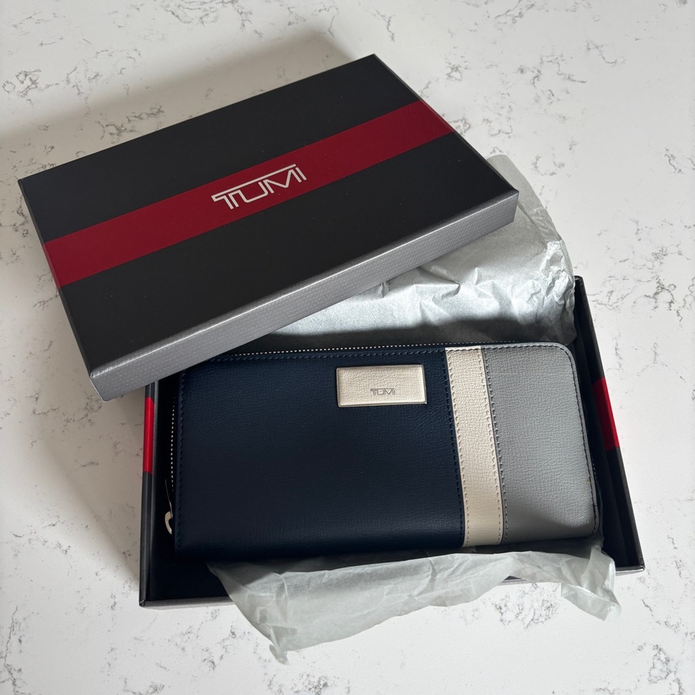 New in Box TUMI Leather Voyageur Zip Around Continental Wallet